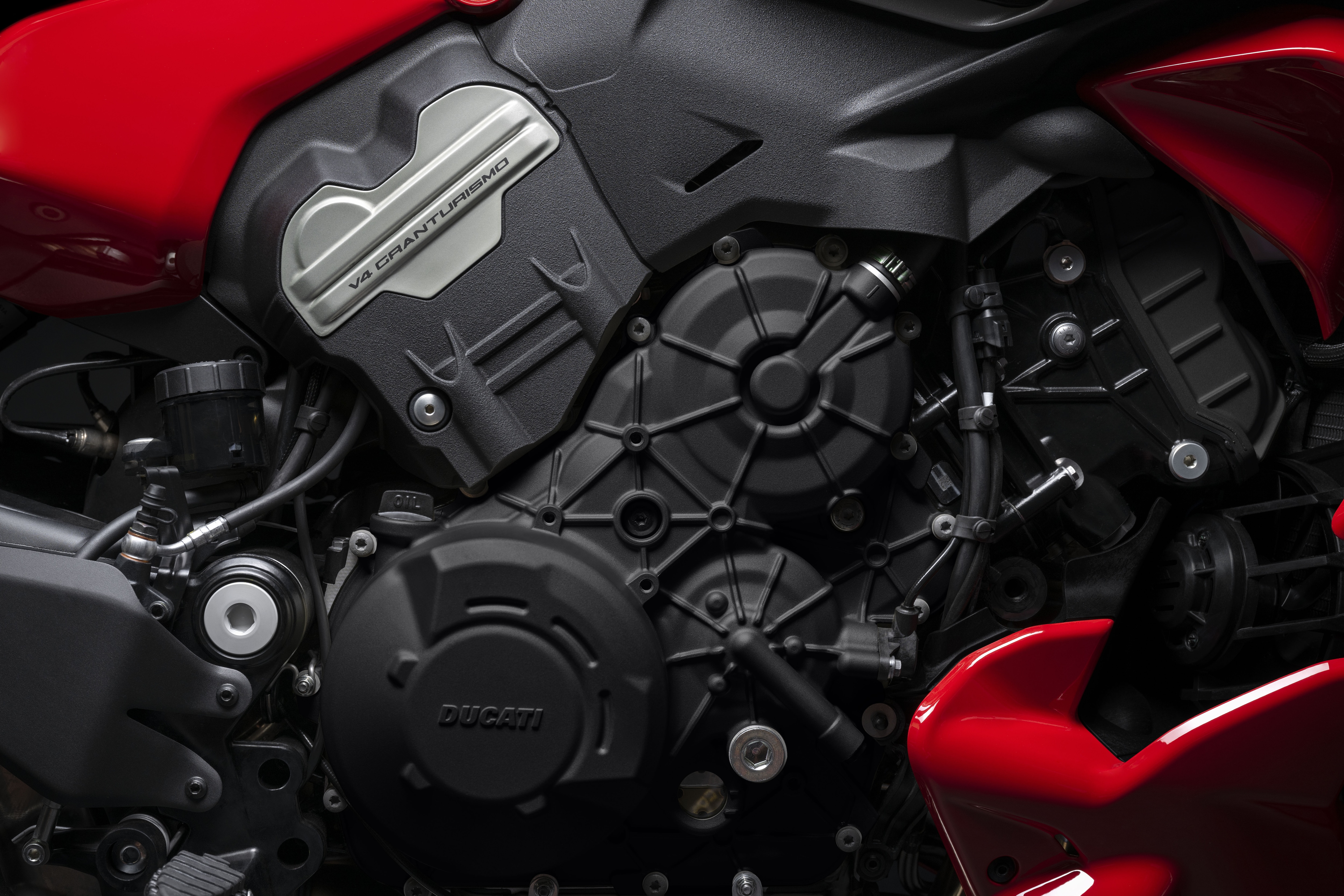 Diavel V4 引擎最大馬力達到 168hp ，最大扭力來到126Nm，為目前Ducati 市售扭力最大的V4引擎。